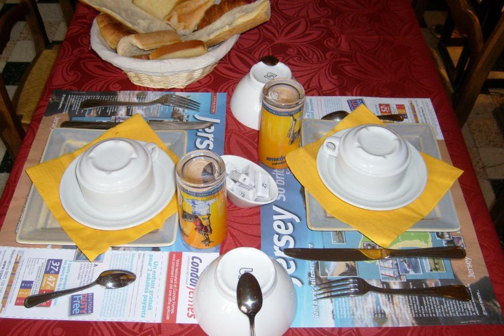 Hotel Restaurant Du Commerce La Gouesniere Ngoại thất bức ảnh
